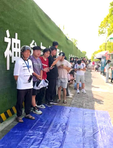 顾客在排队等待“鸡排哥”出摊。 (图片据网络)