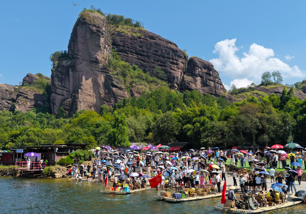 国庆假期龙虎山掀客流热潮:丹霞“仙”景遇人气 文化互动添活力 游客点赞“安心游”