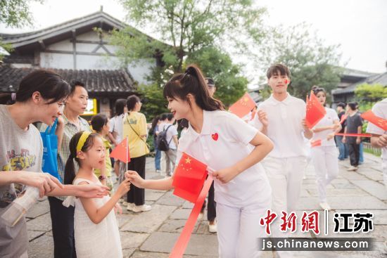 东方盐湖城日间快闪活动现场。 吴嘉琦 摄