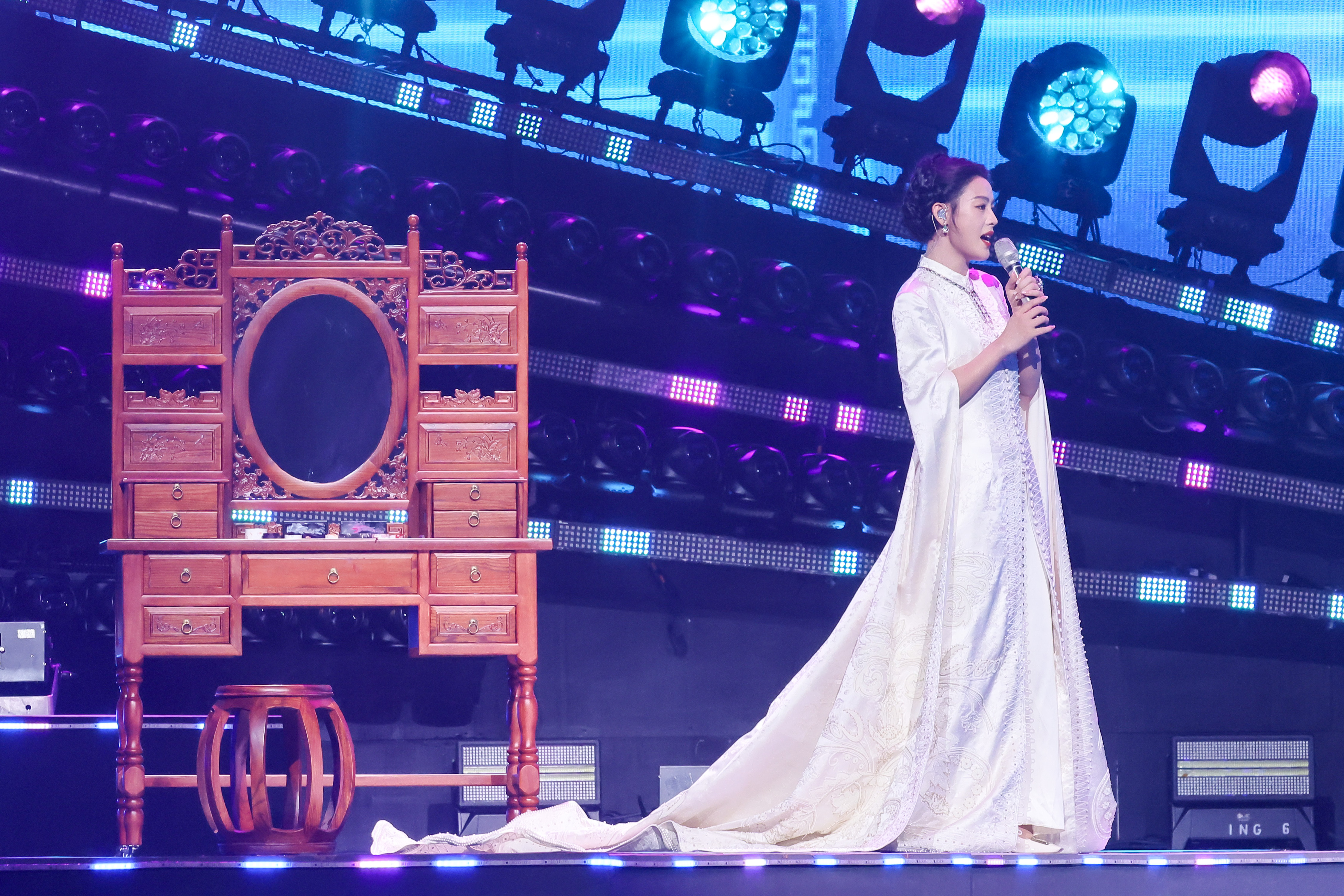 湾区升明月月圆喜相逢，2025大湾区电影音乐晚会陈丽君演绎《戏》。