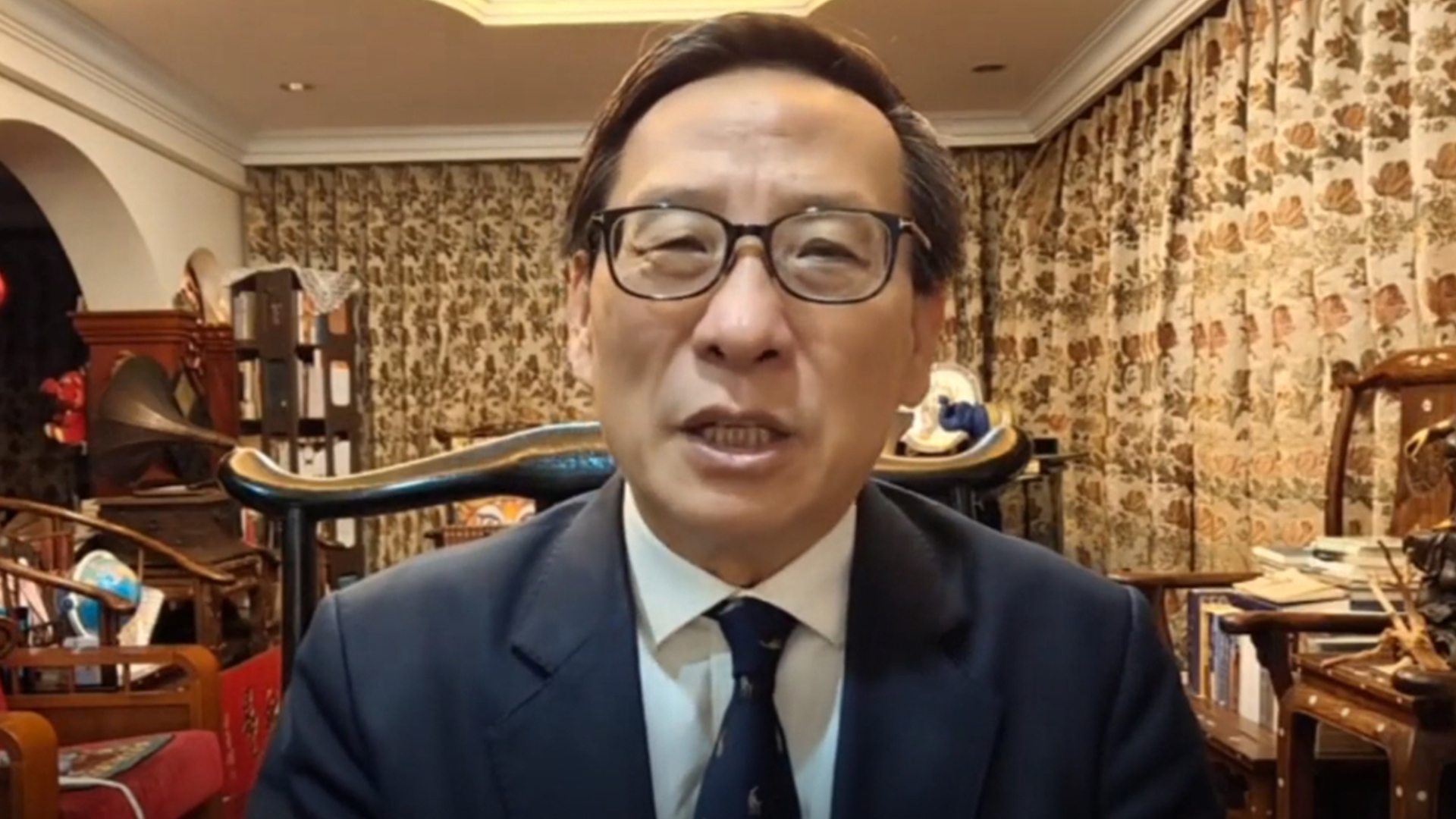 高志凯造词+1！“美国患上了冬妮娅哈丁综合症，看不惯中国发展就要打碎我们的膝盖骨，14亿中国人千万不能跪”