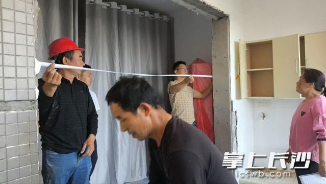 施工人员入户现场施工。