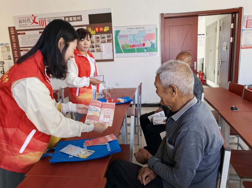 图：工作人员走进社区宣传绿色金融