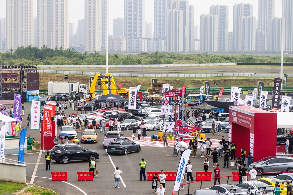 国家级汽车赛事时隔六年回归武汉 上万名市民家门口体验速度与激情