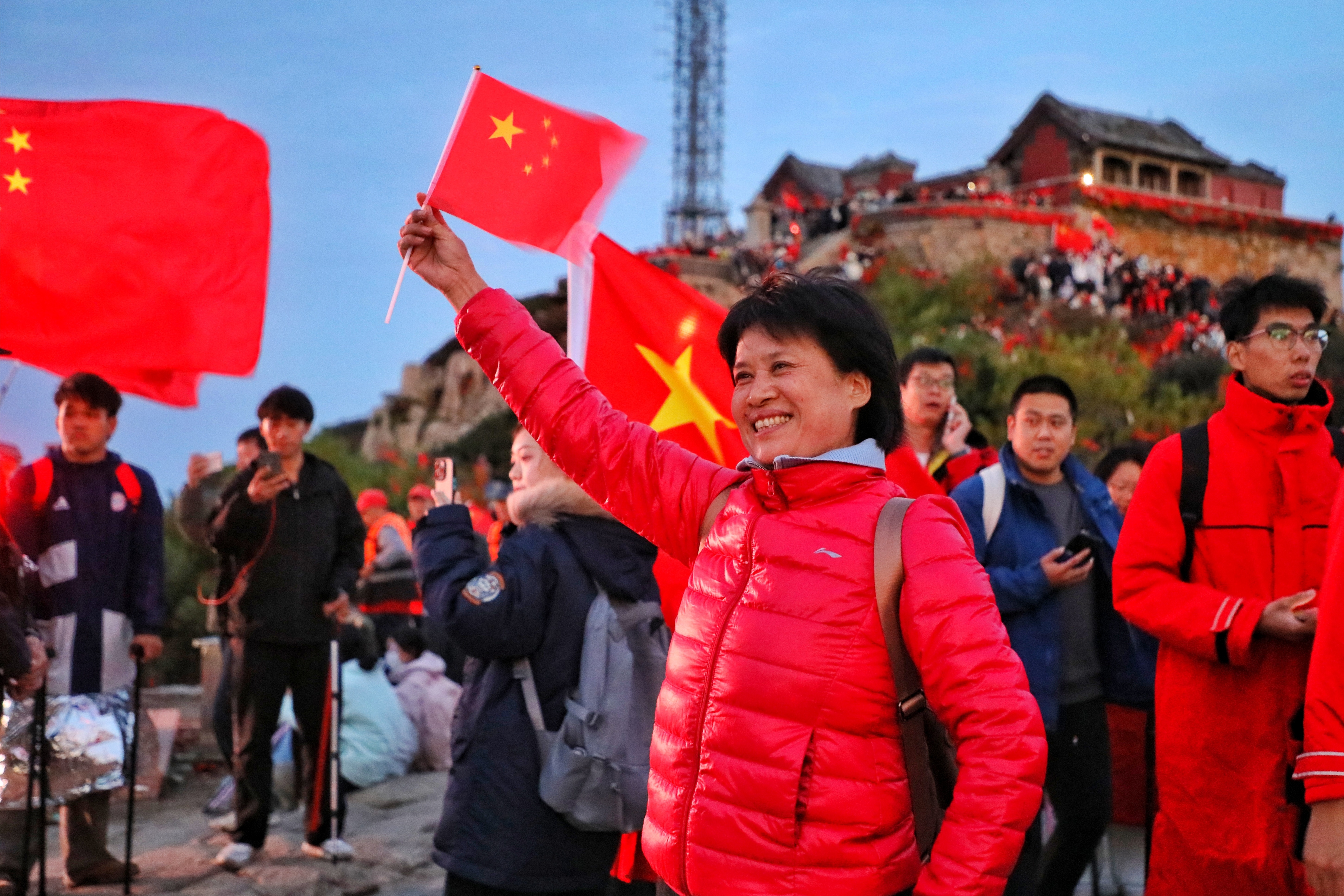 泰山之巅气象万千 游客祝福祖国繁荣昌盛、国泰民安