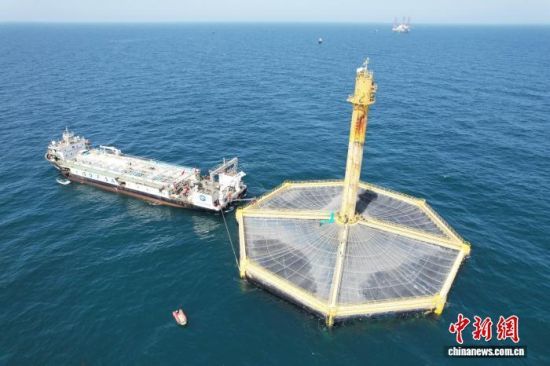 位于青岛国家深远海绿色养殖试验区的“深蓝一号”。(无人机照片)张孝鹏 摄