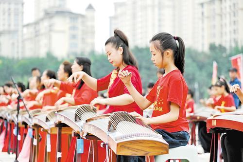 10月1日，衡水市桃城区“文润桃城 国韵颂华诞”——庆祝中华人民共和国成立76周年国乐盛典活动在滏阳河畔举行。本报记者 焦 磊摄