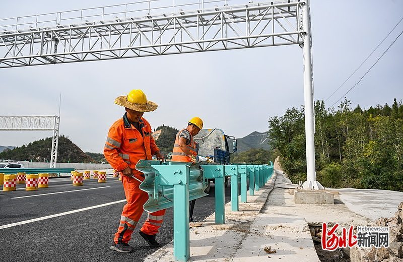 10月1日，施工人员在给石太高速改扩建项目安装护栏。