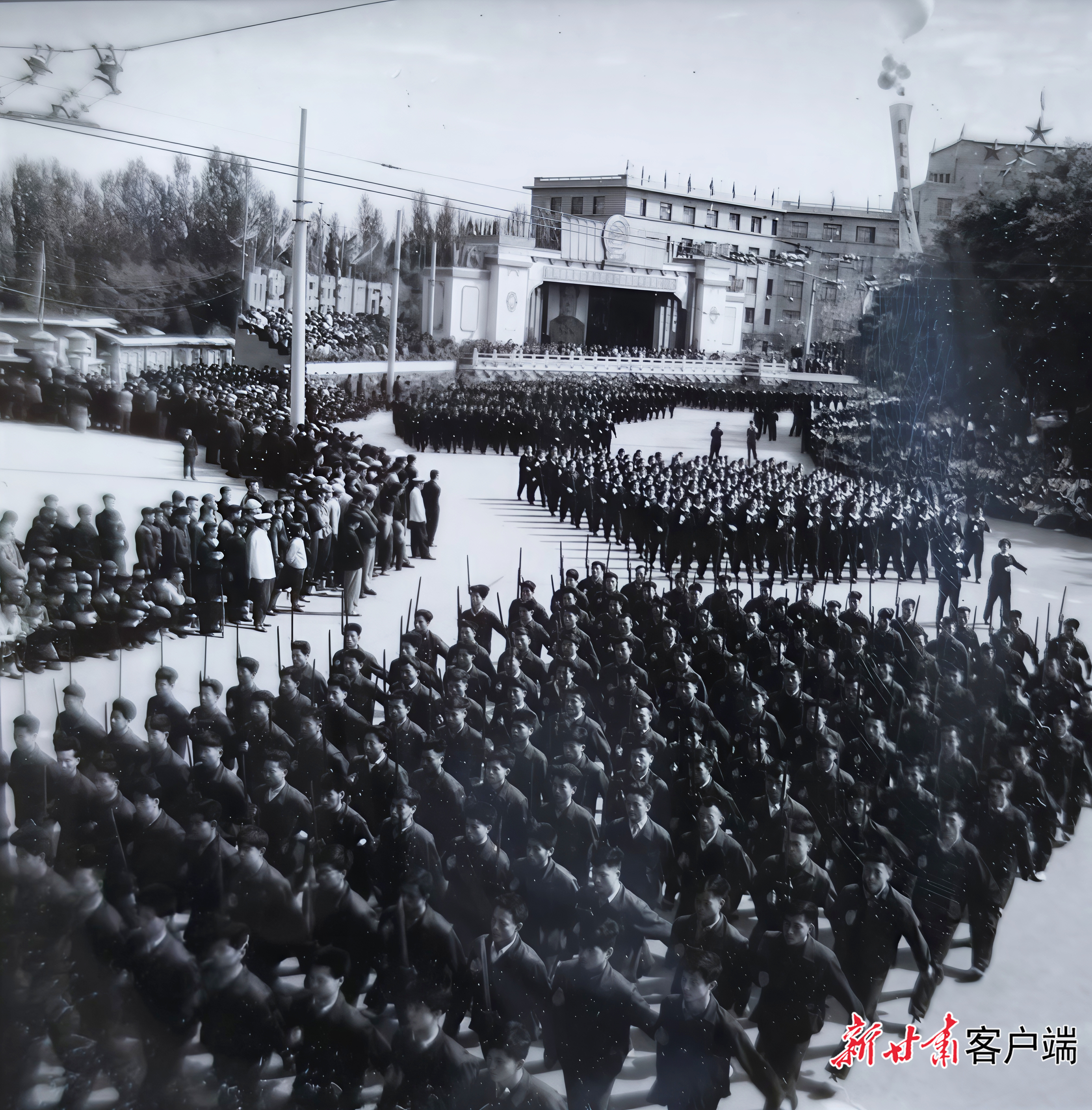 1965年10月1日，民兵方队通过主席台。《甘肃日报》资料图