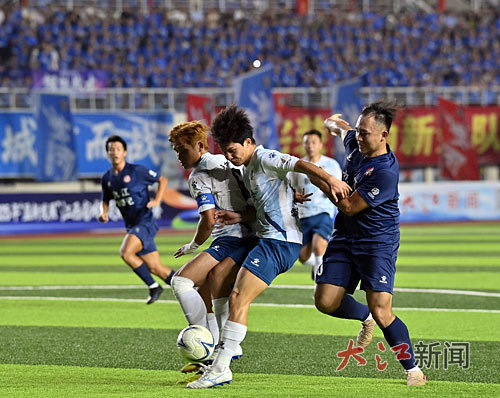 9月28日,赣超八强淘汰赛第二回合比赛,坐镇主场的新余队与九江队展开激战。双方1∶1战平。图为两队队员在比赛中争抢。 本报全媒体首席记者 杨继红摄