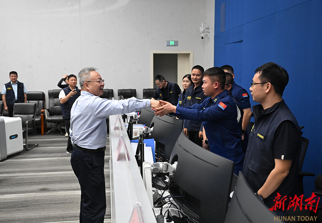 10月1日，沈晓明来到省应急指挥中心调研。