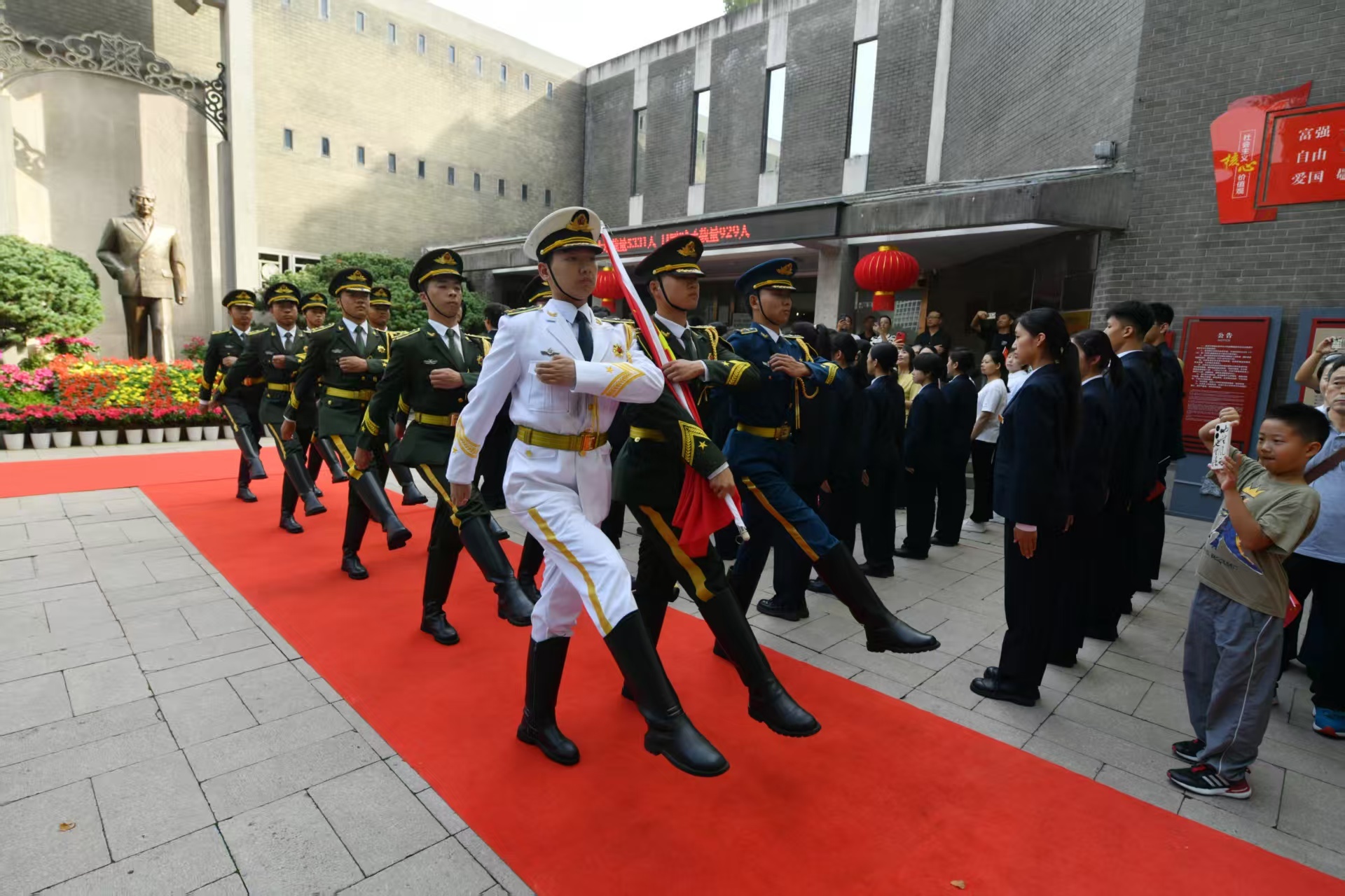 中共代表团梅园新村纪念馆举行升旗仪式。董家训 摄