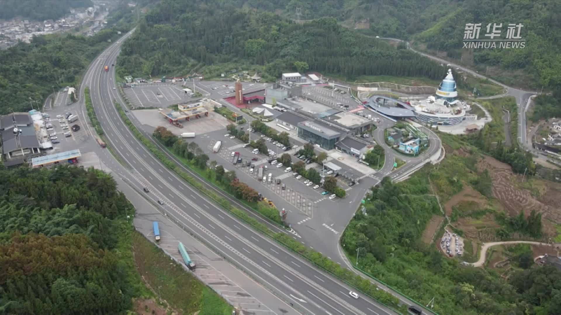 四川：电力工作者坚守岗位保电过佳节