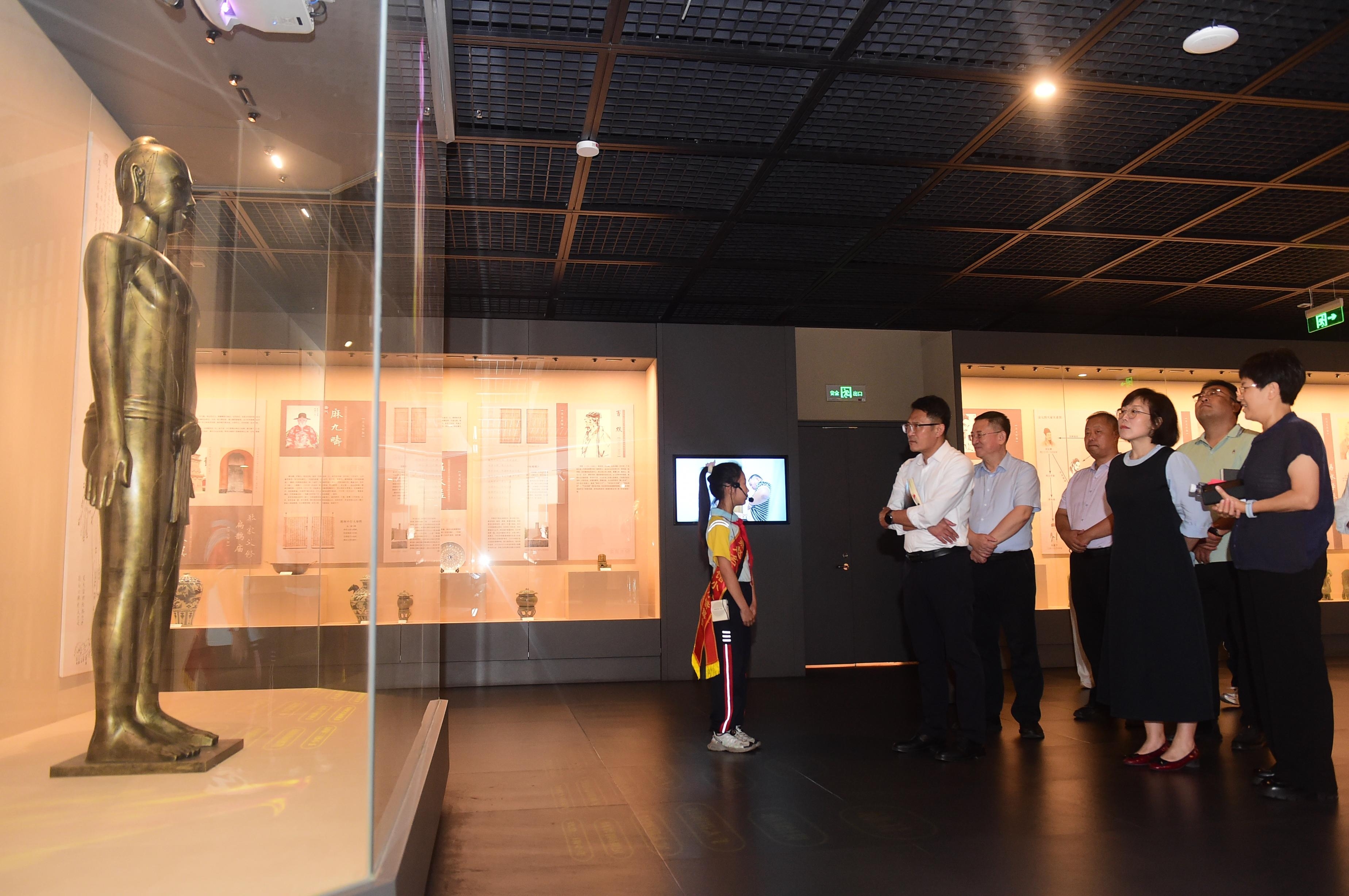 燕赵名医馆首届画展暨迎宾路小学中医药文化宣教基地揭牌举行