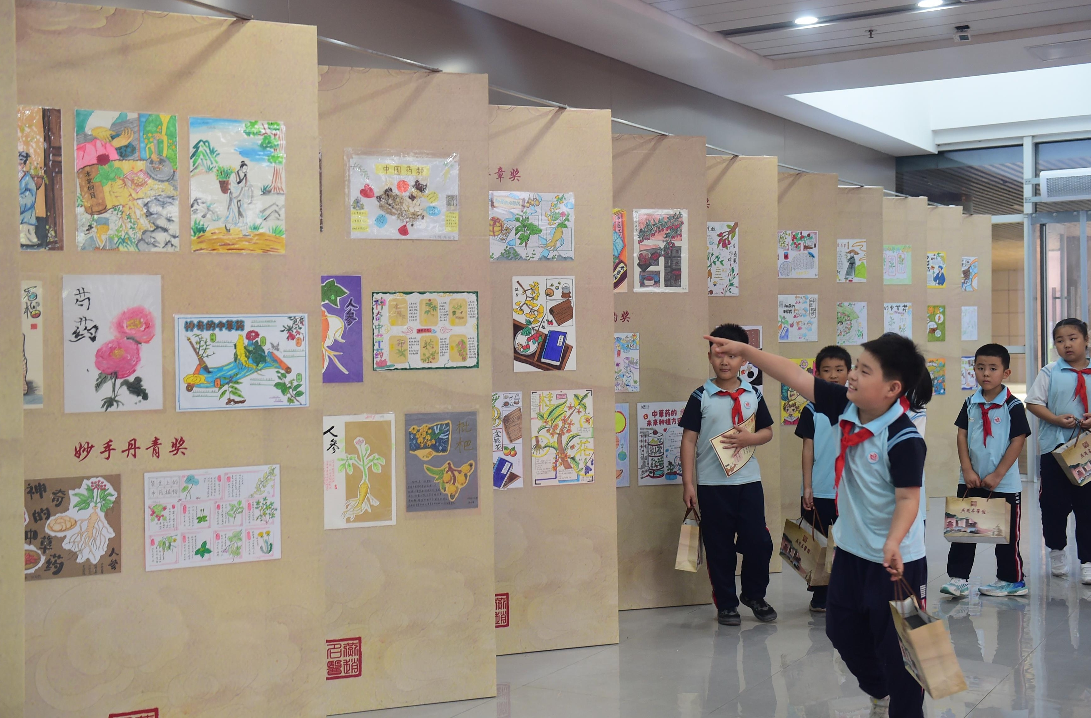 燕赵名医馆首届画展暨迎宾路小学中医药文化宣教基地揭牌举行