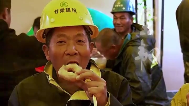甘肃榆中六个安置点工人和村民共度国庆