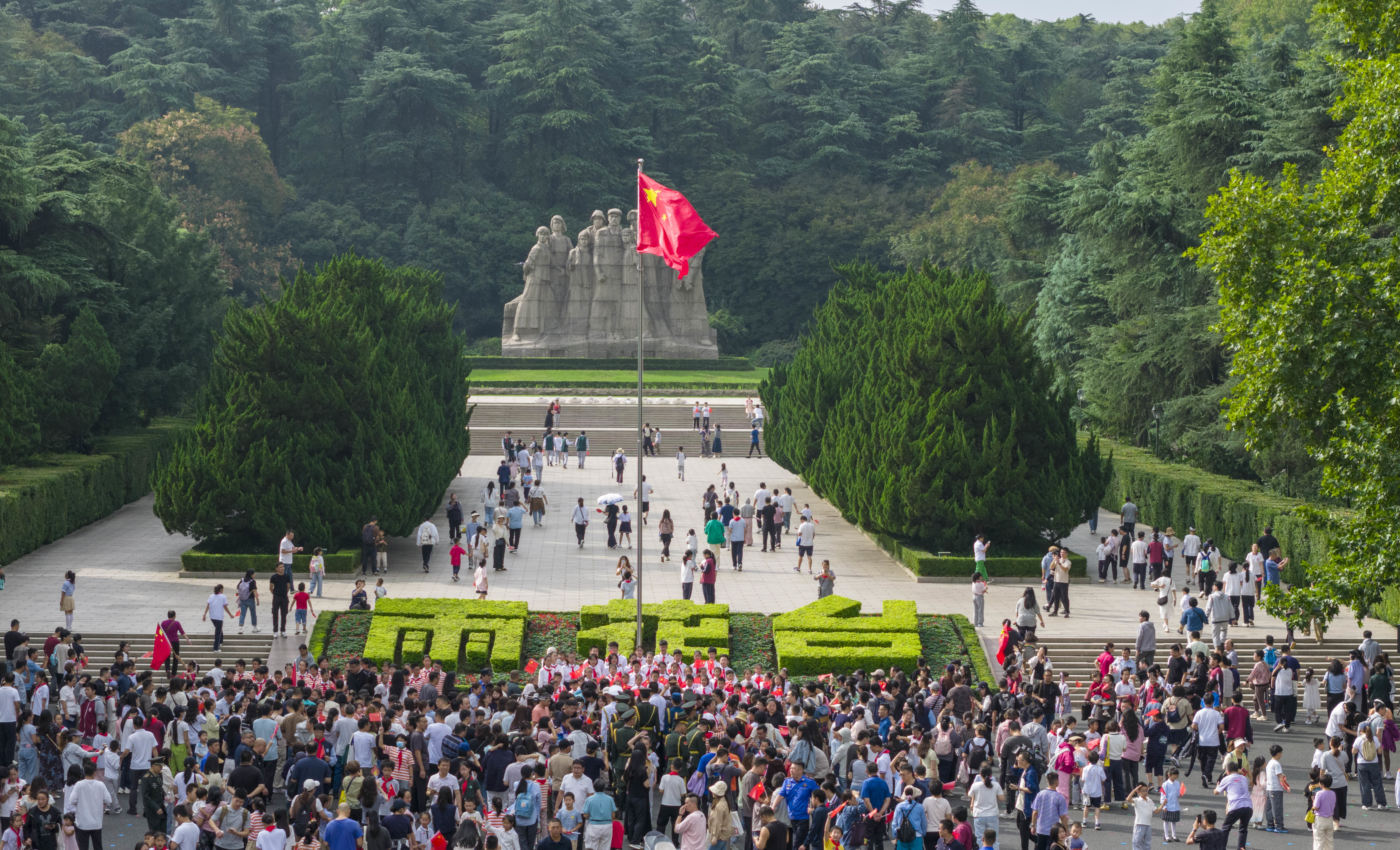 雨花台烈士陵园举办升旗仪式。冯芃 摄