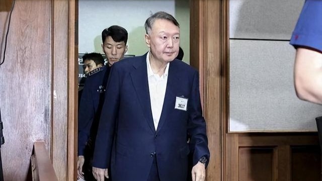 李在明大仇得报，尹锡悦头发花白受审，韩国检察厅也被送上末路