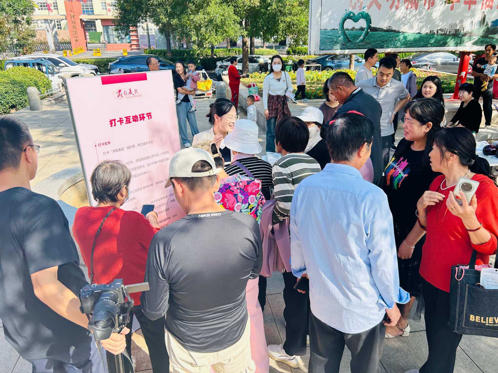 “打卡互动”吸引众多观众。杨倩 摄