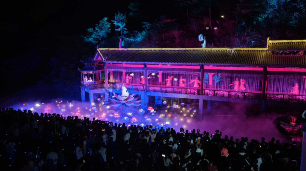龙虎山景区国庆夜“出圈”：丹霞流光映仙境 《寻梦龙虎山》嗨翻黄金周