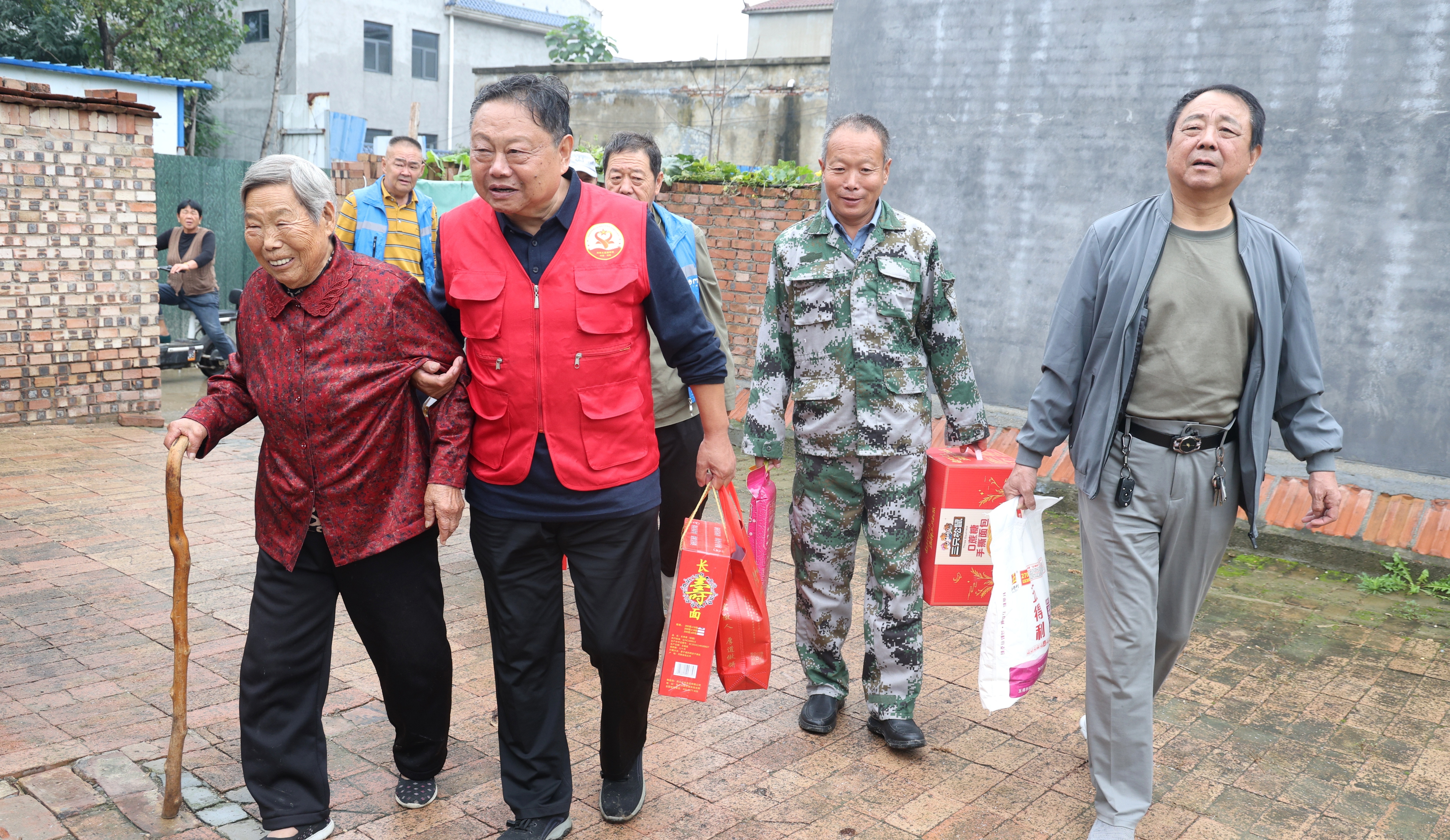 柘城县退役军人14载风雨赴中秋 “儿女”踏雨暖英烈