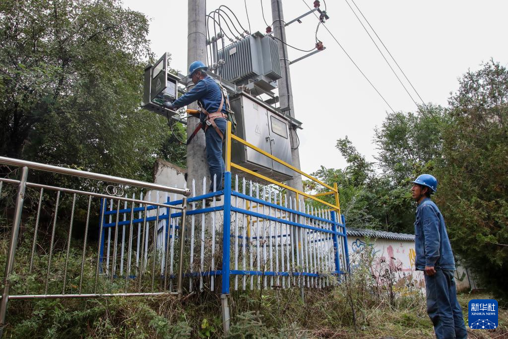 9月28日，在定西市漳县木林小学安置点，电力人员对供电设施进行检查。