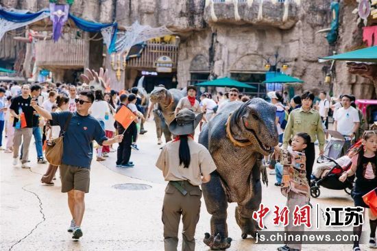 环球恐龙城节日氛围拉满，迎接各地游客。 史瑛 摄