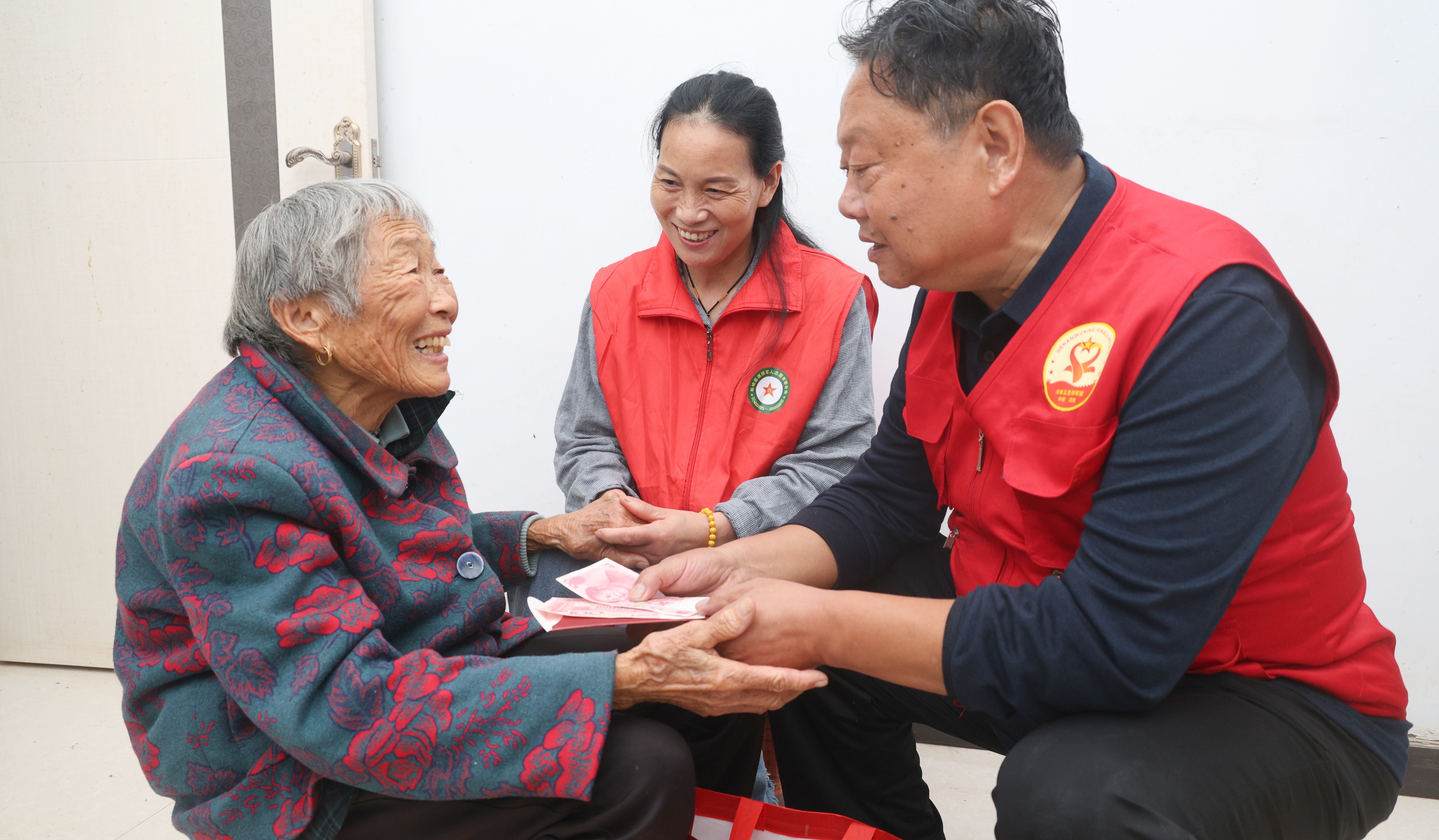 柘城县退役军人14载风雨赴中秋 “儿女”踏雨暖英烈