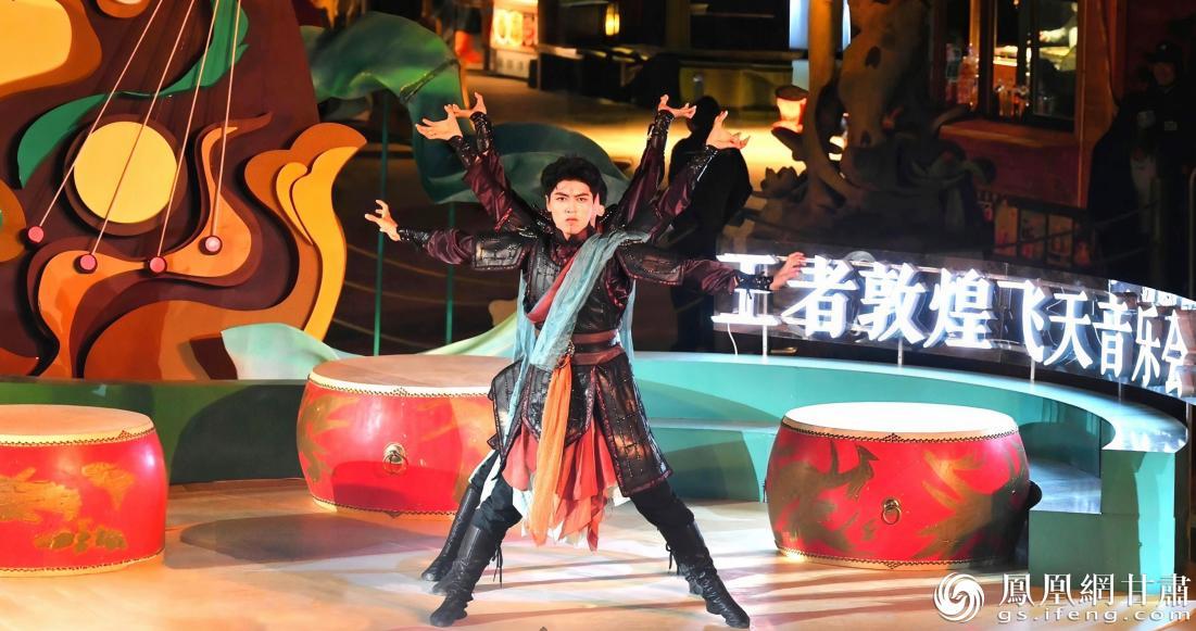 吕布战鼓舞《神鼓传响》精彩上演,激昂节奏点燃全场。