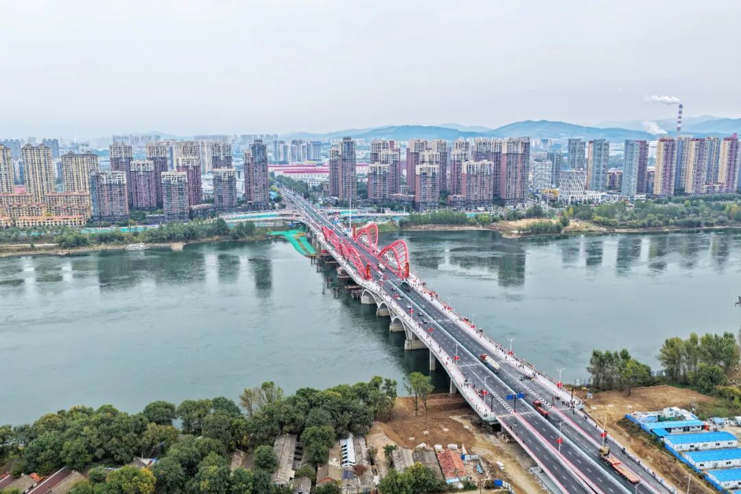 俯瞰红旗大桥。