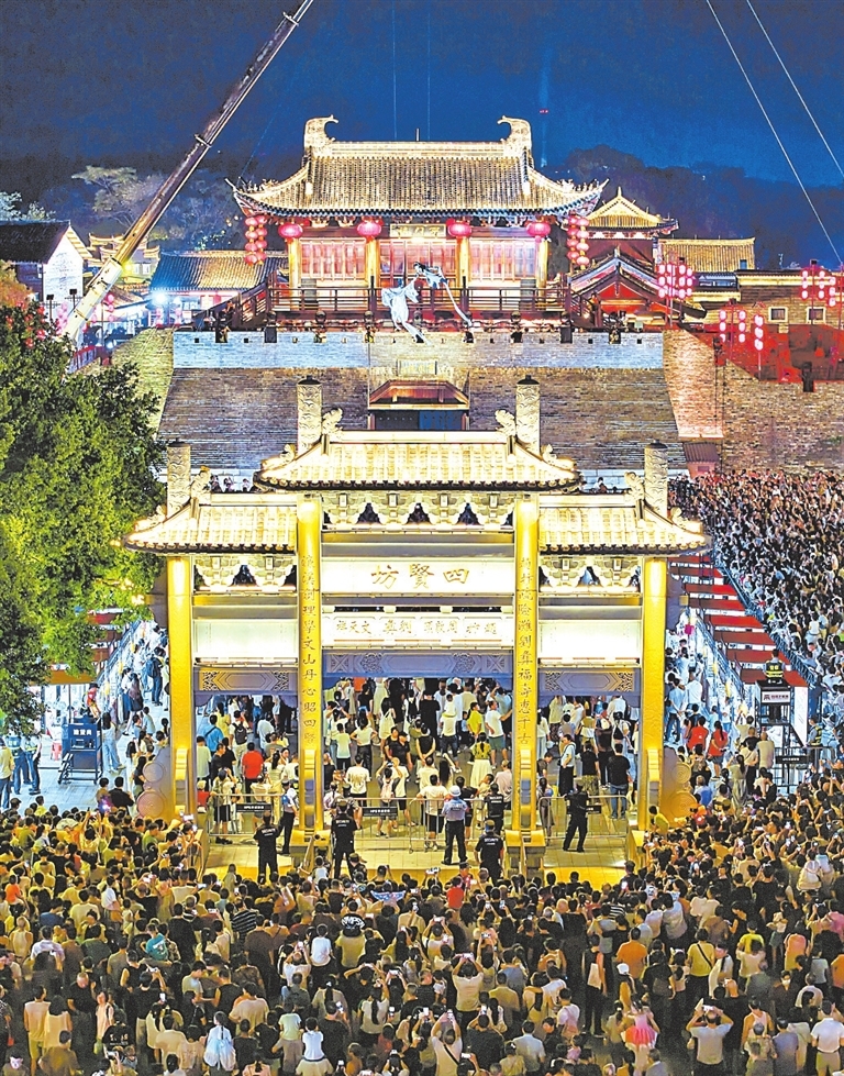 國慶假期 贛州郁孤臺歷史文化街區(qū)人潮如流