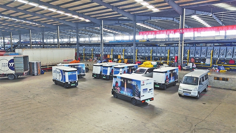 南昌县一网点已有多辆无人配送车投入试运营。 沈冠楠摄