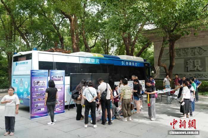 探访景区里的“移动医疗驿站”：未来式医疗近在咫尺