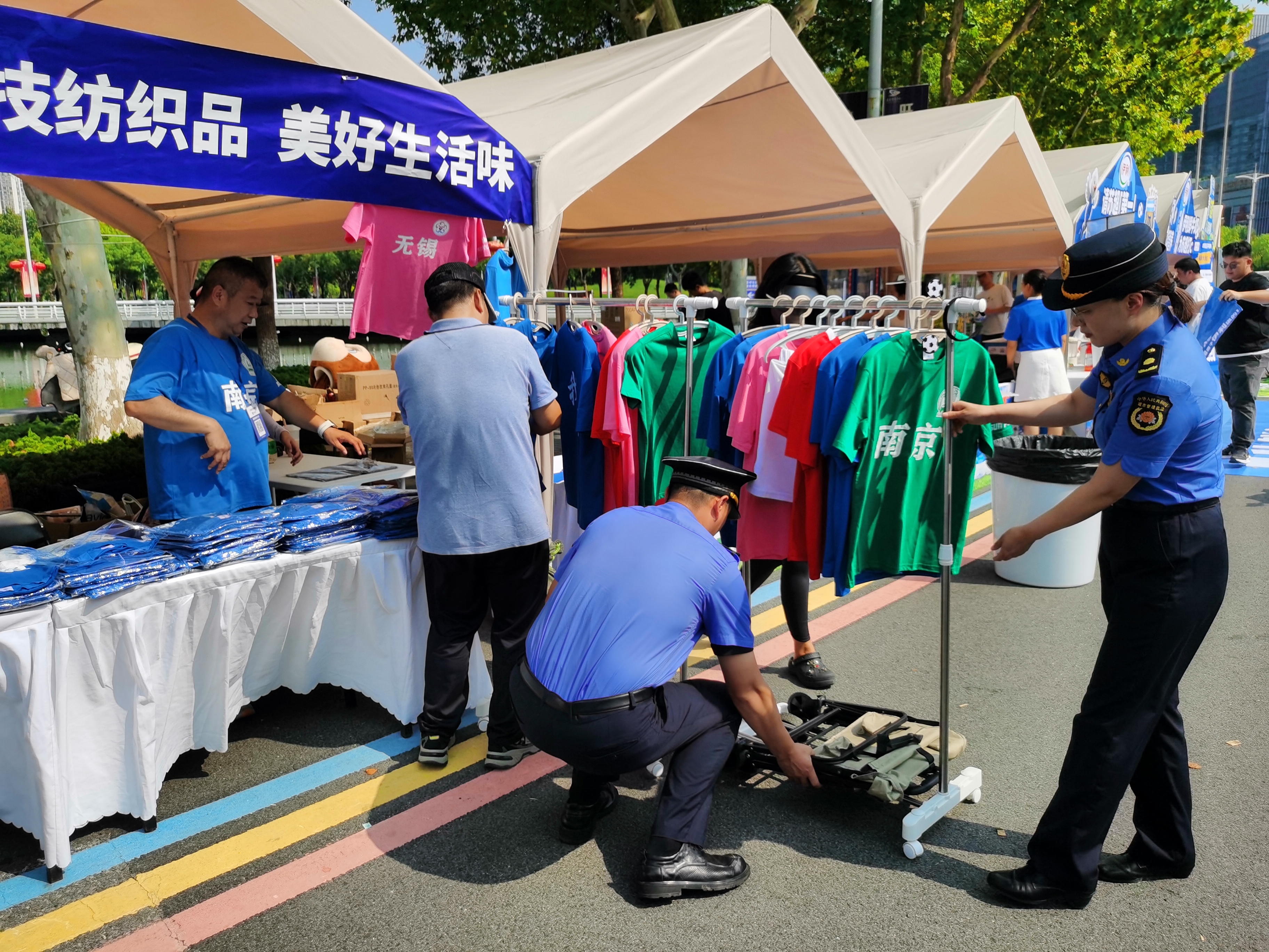 680余人次值守、超1万个车位供给!南京城管细致保障,让苏超南京主场 “畅” 且 “靓”