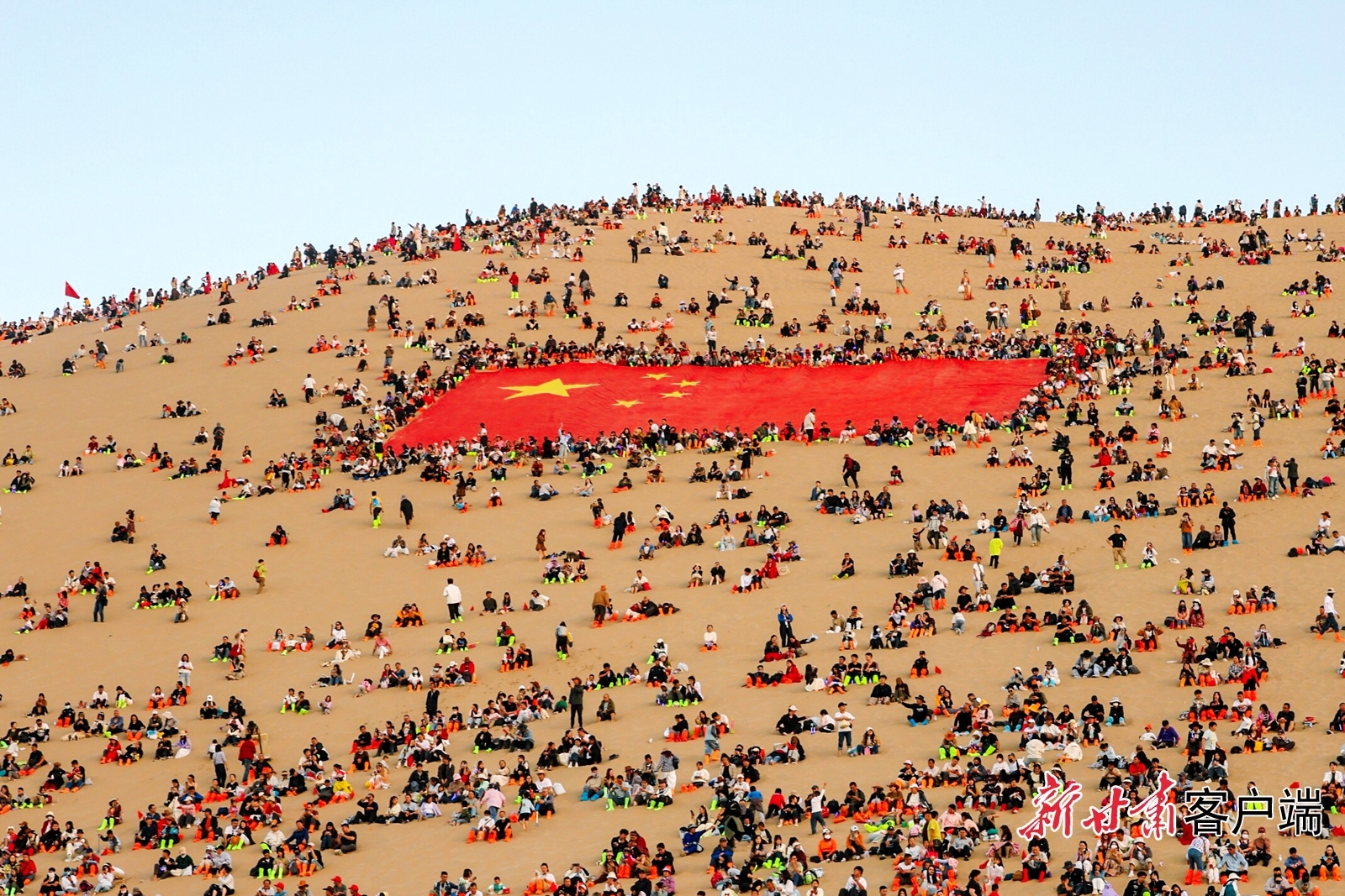 鸣沙山月牙泉景区大漠“升旗仪式”