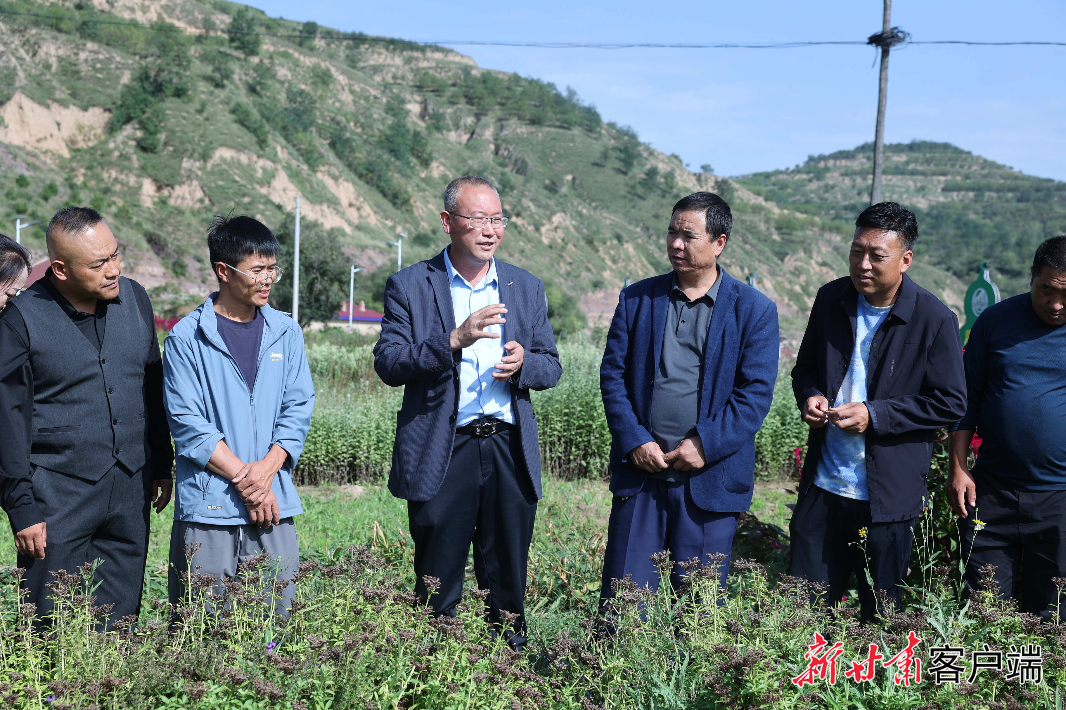 姚文智(左三)在基地讲授中药材种植技术
