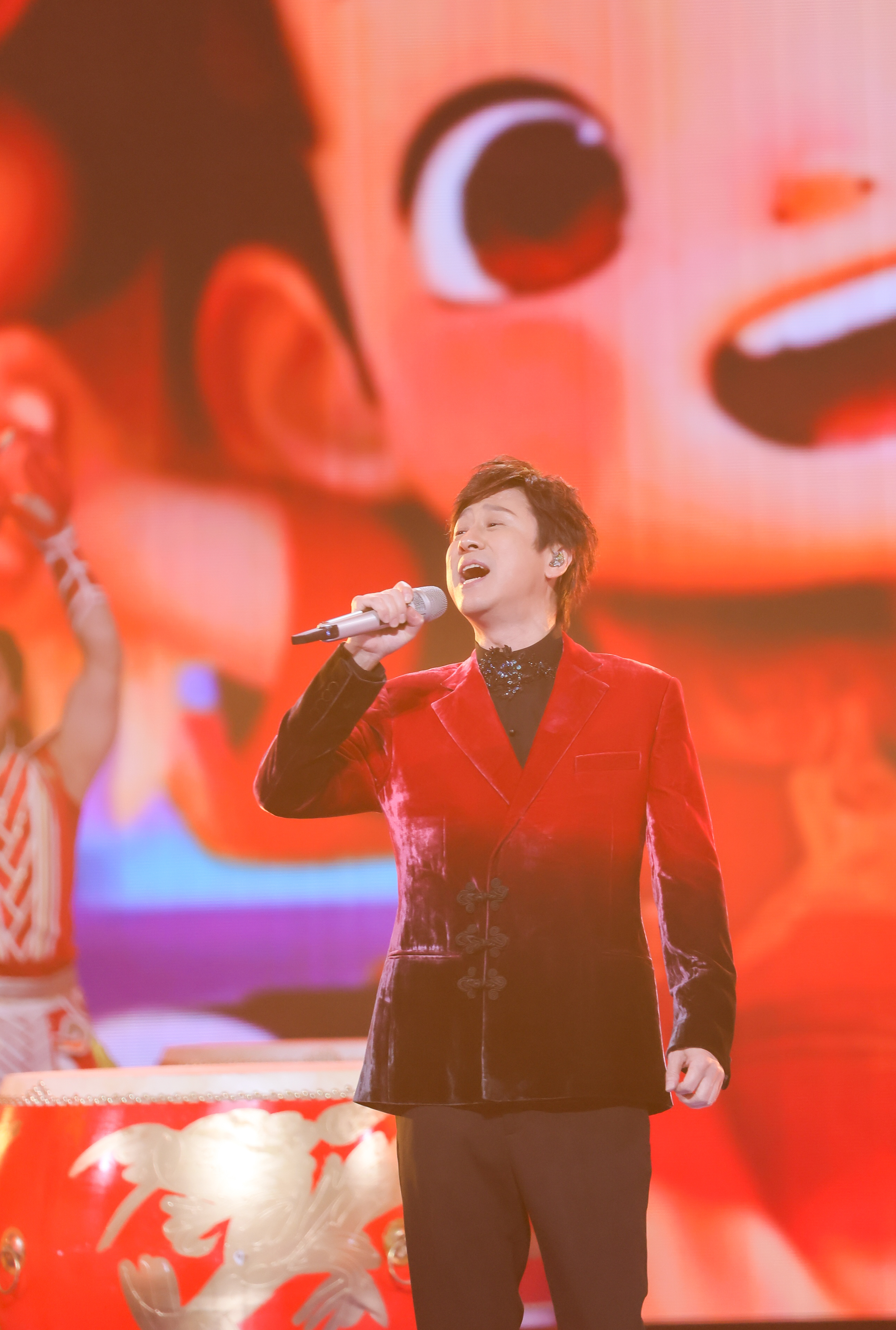 湾区升明月月圆喜相逢，2025大湾区电影音乐晚会解晓东献唱《中国娃》。