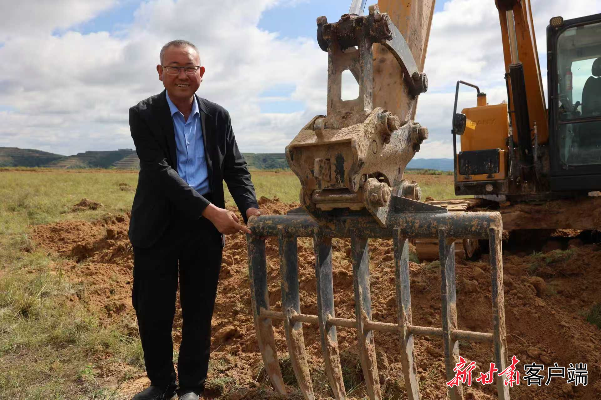 姚文智与团队研发的中药材采药机械