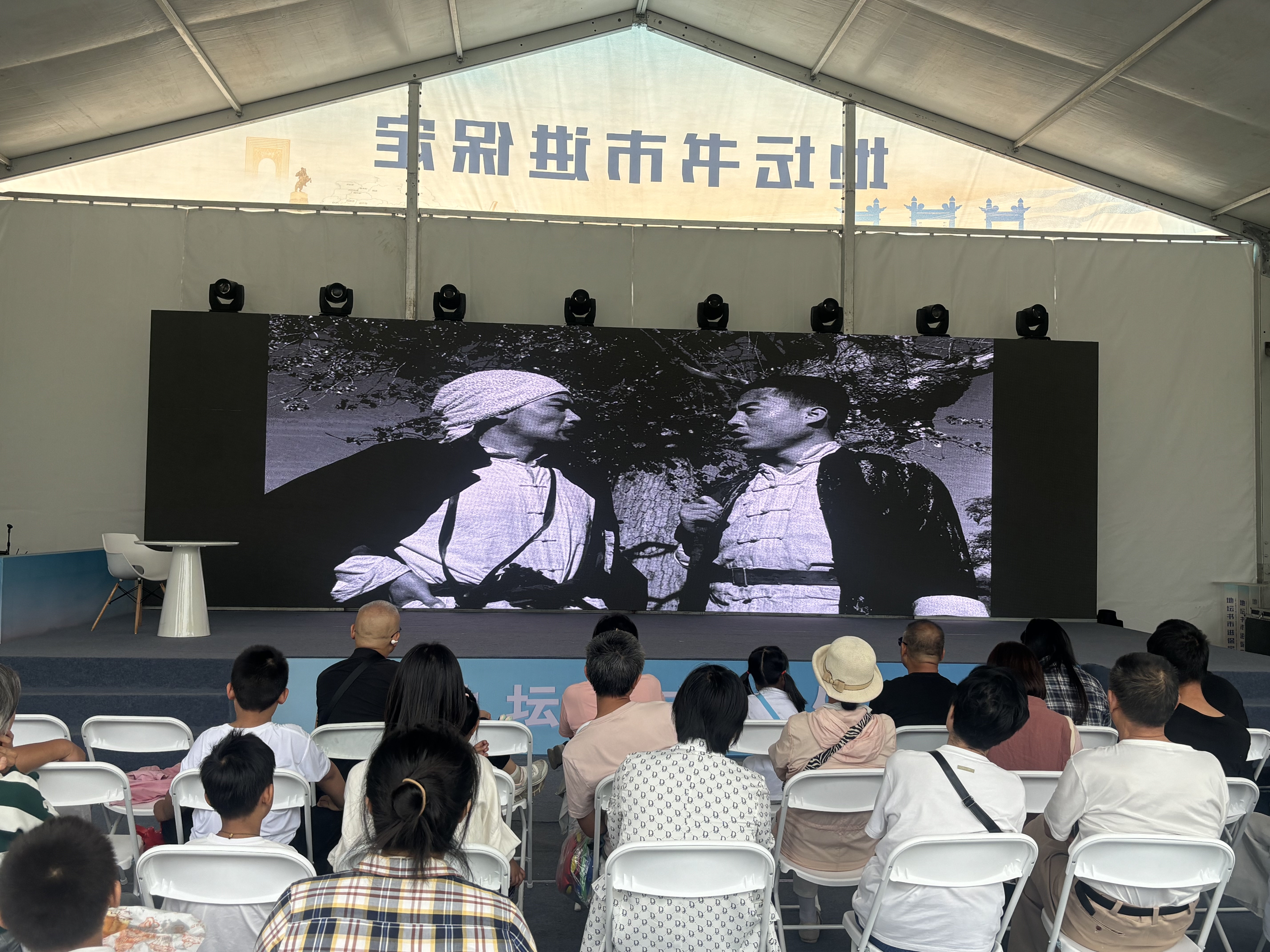 播放电影《地道战》。 保定日报记者 李笑笑 摄