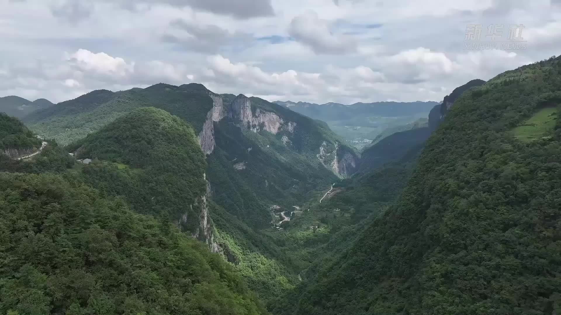 湖北恩施：绝壁电梯迎客忙