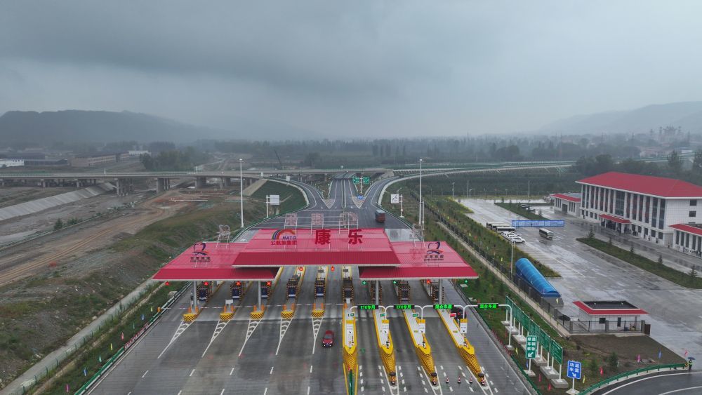 临康广高速康乐县收费站航拍图