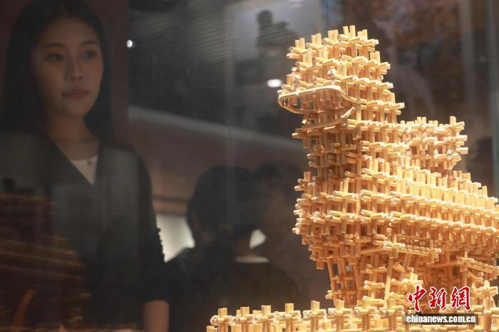 10月2日，游客在河北省沧州铁狮与旧城遗址公园非遗展示馆参观。田博 摄