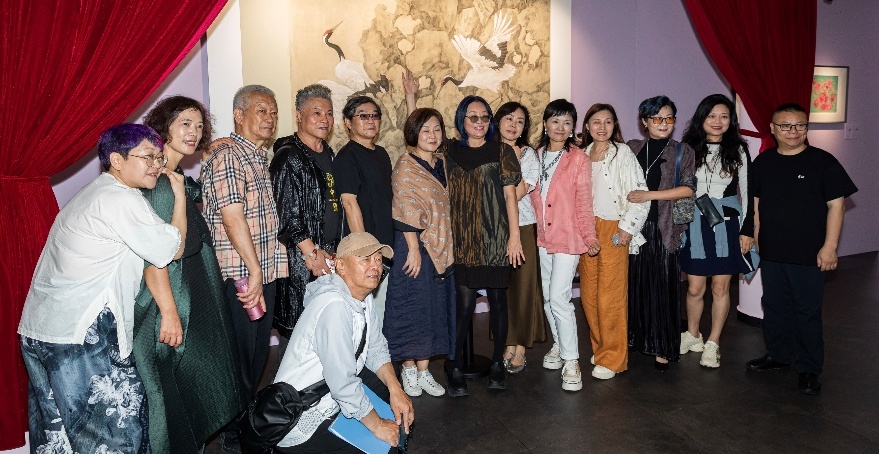 喻慧（右七）与嘉宾留影