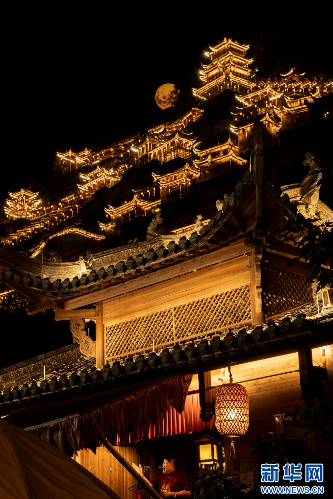 月光映照下的望仙谷景区。新华网发