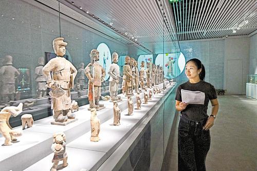 9月22日，工作人员在吴桥杂技博物馆查看展品陈列情况。 本报记者 张 昊摄