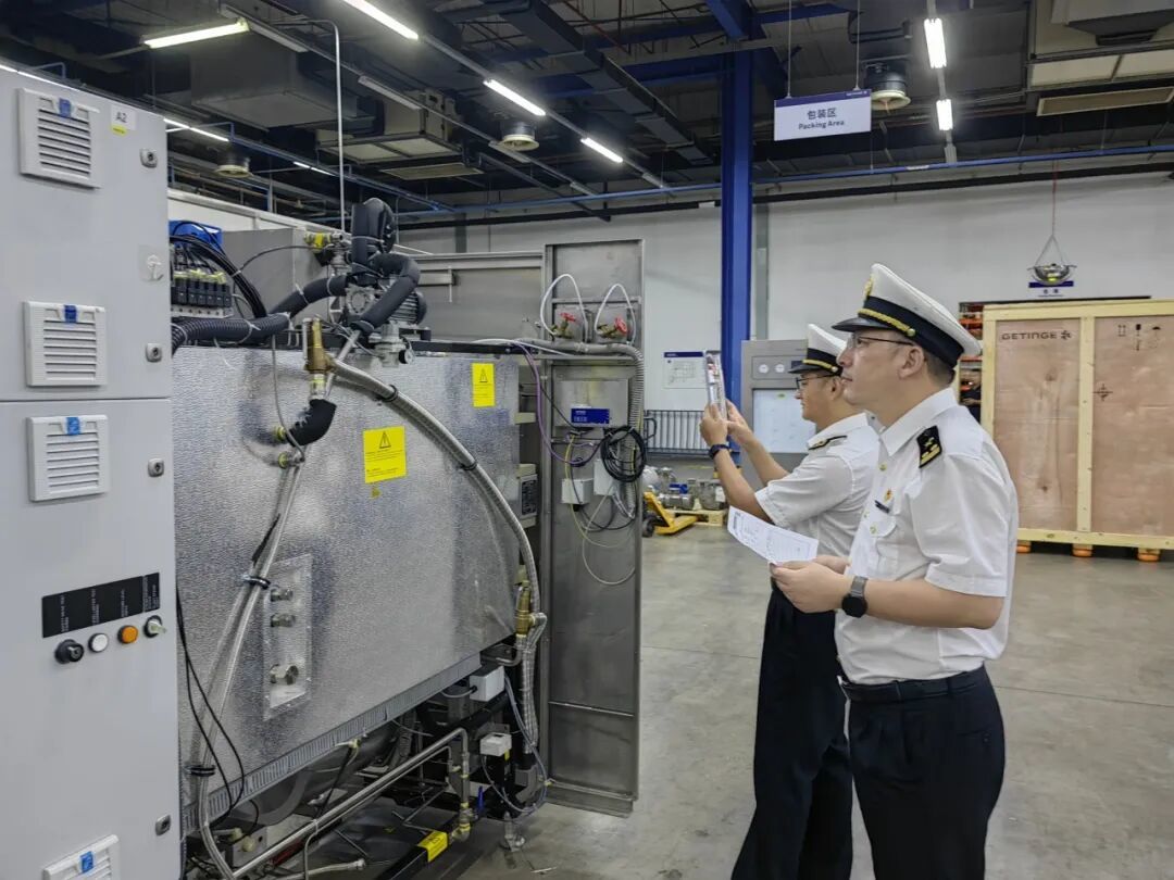 图为:苏州工业园区海关关员对生物医药企业进口研发测试用未注册医疗器械进行监管。殷玉海/摄