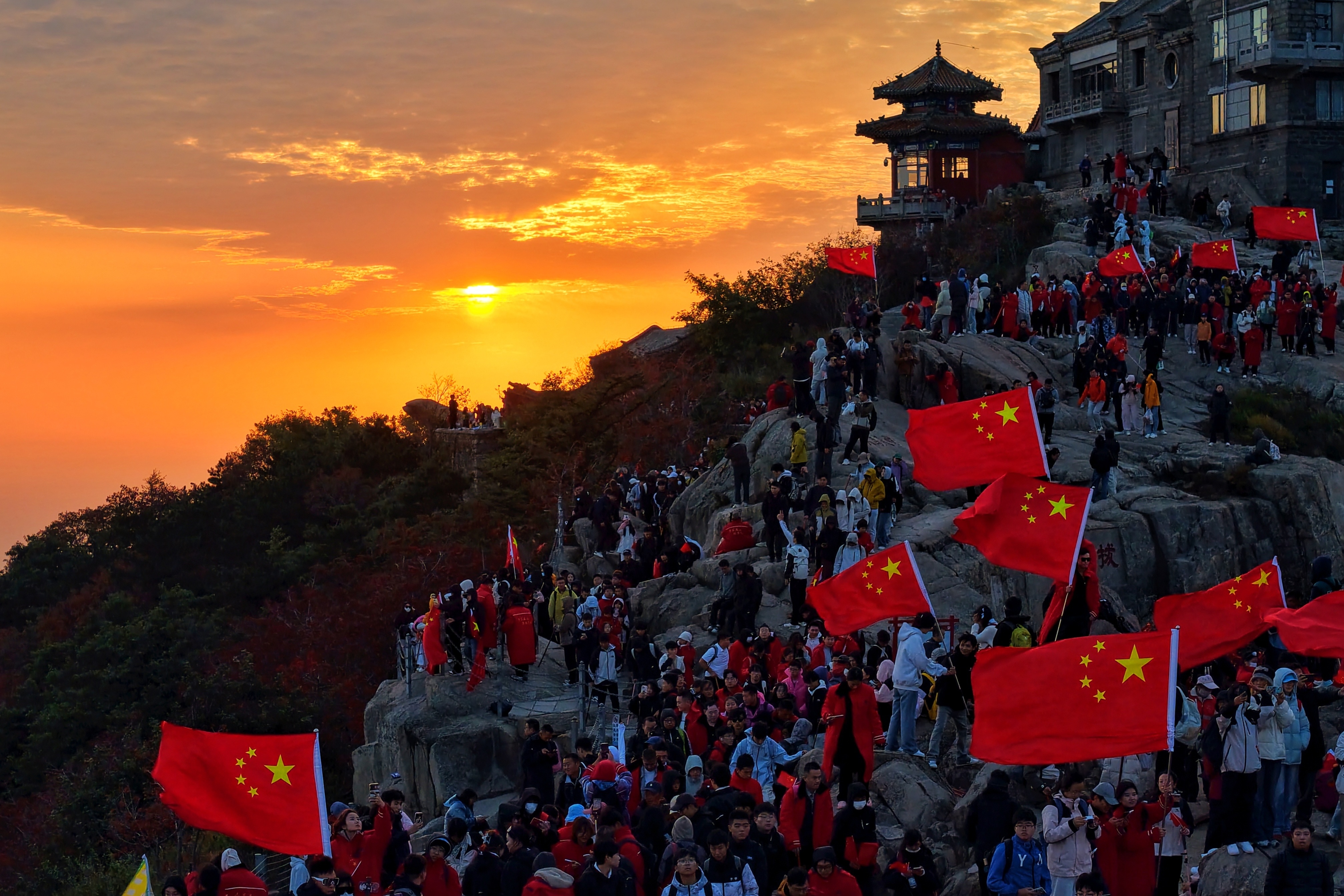 泰山之巅气象万千 游客祝福祖国繁荣昌盛、国泰民安