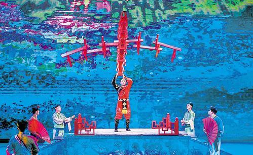 9月28日，“为人民绽放——国家艺术基金优秀杂技节目展演”在吴桥江湖大剧院举办，安徽省杂技团演员正在表演《顶板凳》。本报记者 李东宇摄