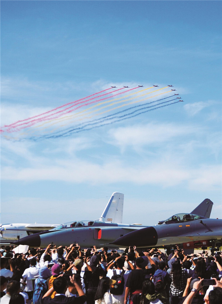 2025空军航空开放活动和长春航空展中,飞行表演队进行飞行表演。 闫璐 摄