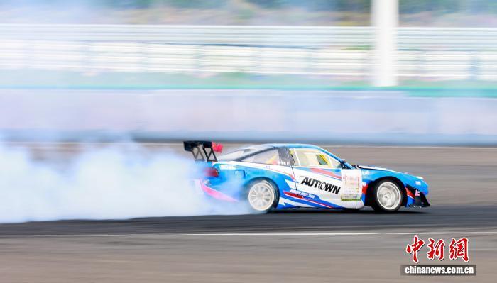 湖北武汉:赛车飘移大赛激情上演